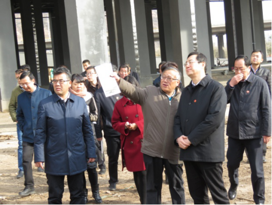 省委常委、西宁市委书记王晓在青海省EMC易倍集团总公司党委书记、总经理王玉辉陪同下，深入青海EMC易倍朝阳物流园区。